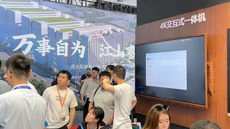 凯发天生赢家一触即发首页教育新品及解决方案惊艳亮相81届教装展